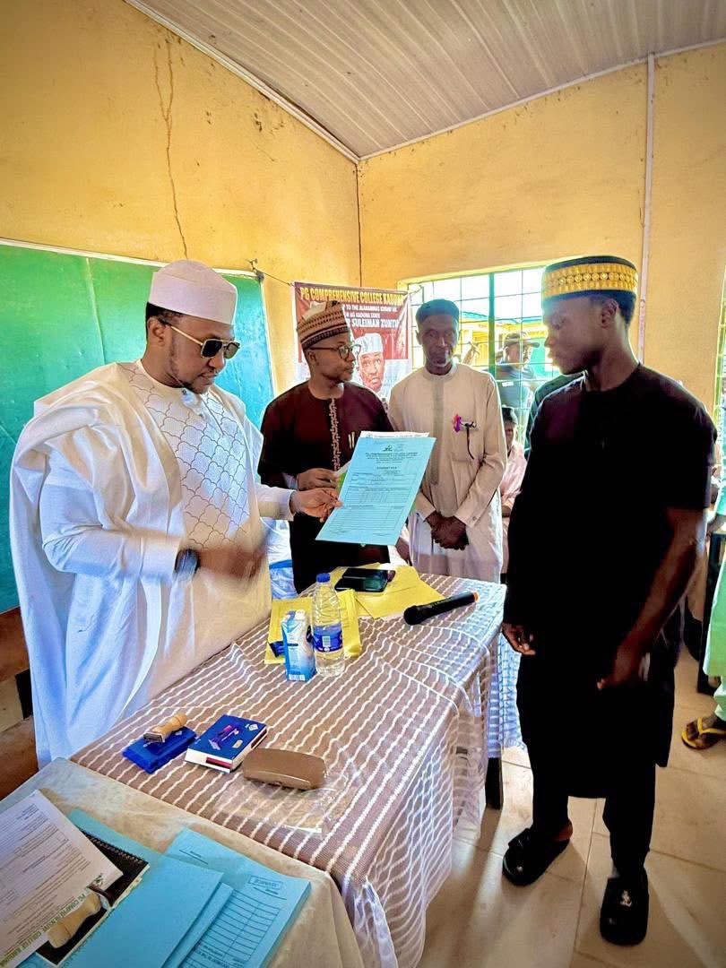 DestreamE96592's tweet photo. Just Inn…
 Accountant General Kaduna State Hon Bashar Suleiman Zuntu today 02/03/2025 sponsored 100 people for scholarships in Kubau LG, this will enable them continue their higher education.

May Allah Bless #Zuntu_Jr https://t.co/2DxJ3WqFKD