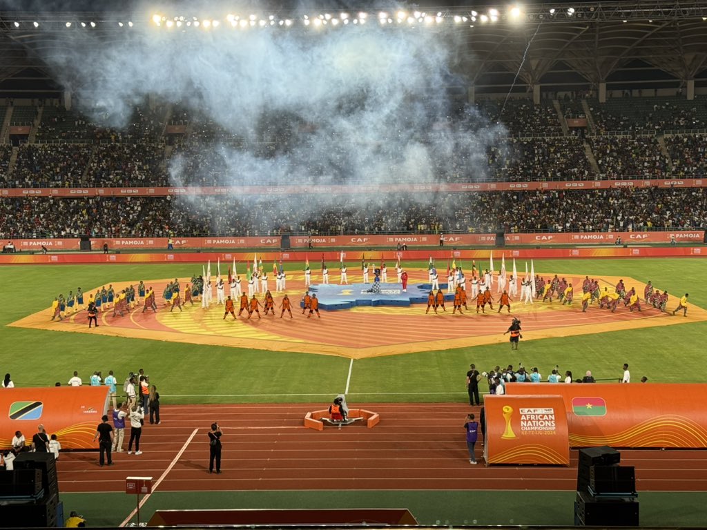 Présent à l’ouverture officielle du #CHAN2025 🇹🇿🇰🇪🇺🇬 aux côtés du président de la CAF Dr Motsepe et du PM tanzanien.
Match d’ouverture : 🇹🇿 vs 🇧🇫
Bravo aux pays hôtes pour cette belle célébration du football africain ! ⚽🌍
#CAF #FootballAfricain