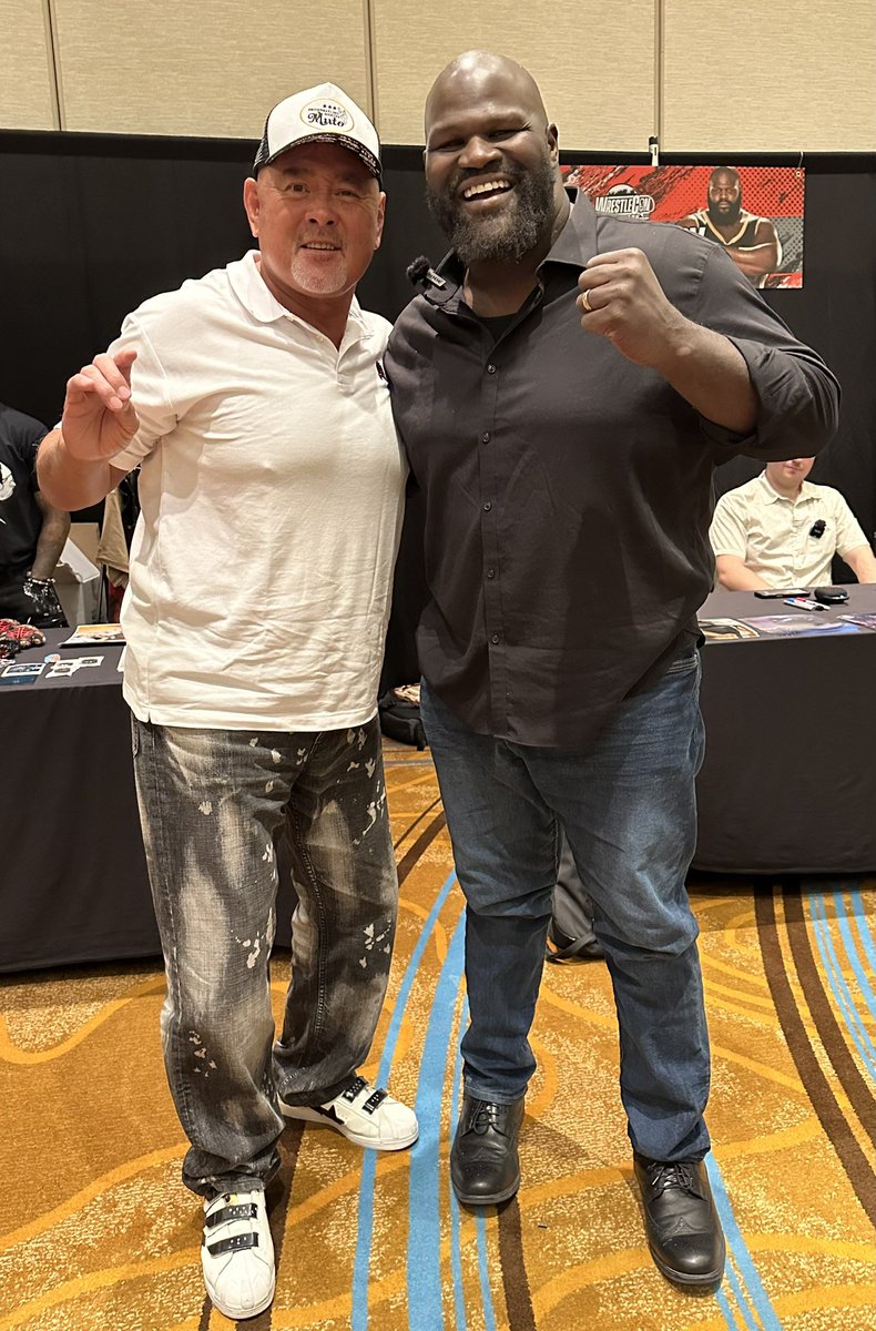 muto_keiji's tweet image. 「おー！ マイ・アイドル❣️ ハグして〜！」と言って、
初対面なのにいきなり抱きついてきたマーク・ヘンリー。
#MarkHenry