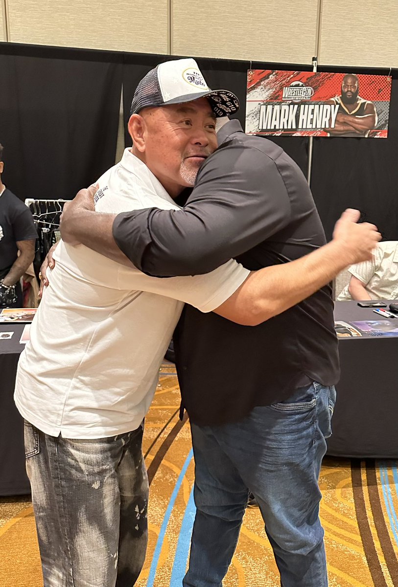 muto_keiji's tweet image. 「おー！ マイ・アイドル❣️ ハグして〜！」と言って、
初対面なのにいきなり抱きついてきたマーク・ヘンリー。
#MarkHenry