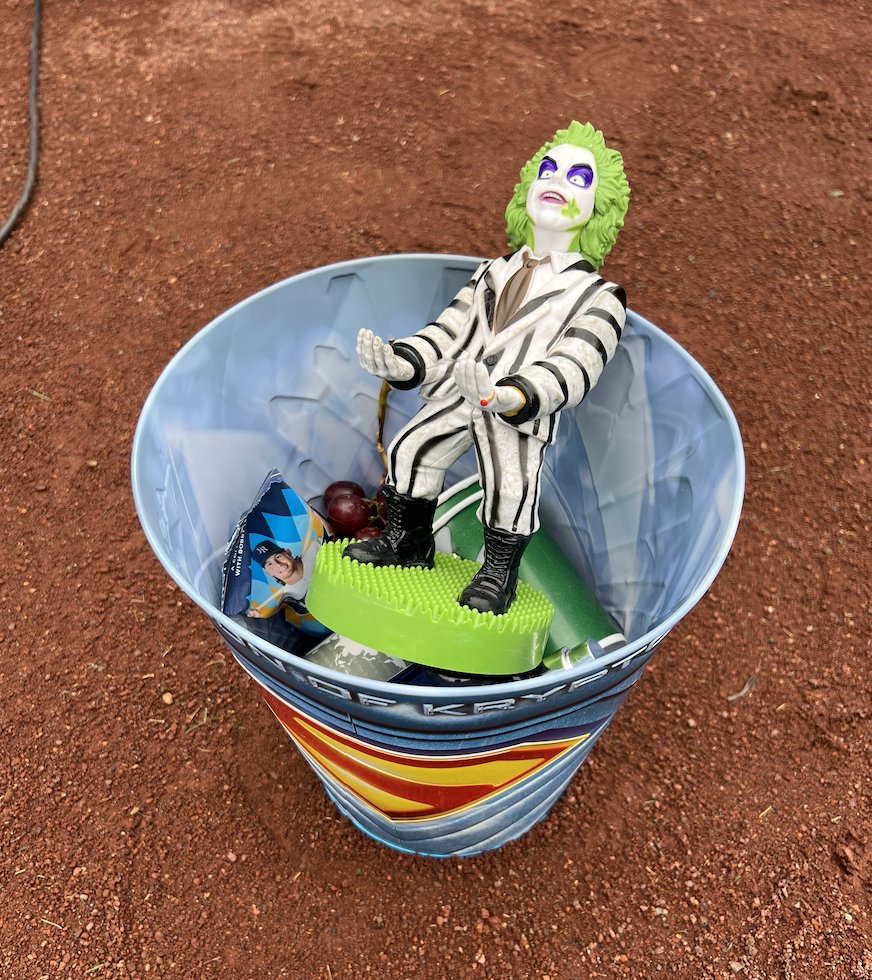 BALLGAME!

RANGERS BEAT THE MARINERS, 6-4 in 11

THE SACRIFICIAL BUCKET BREAKS THE CURSE!

⚾️Higgy: 2x4, HR, 3 RBI
⚾️Curvelo: 1.1 IP, FIRST MLB W
⚾️Duran: RBI single
⚾️Langford: RBI single
⚾️Coulombe: Scoreless 7th
⚾️Maton: Scoreless 8th
⚾️Winn: Scoreless 9th
⚾️Tellez: 2x4, 2B