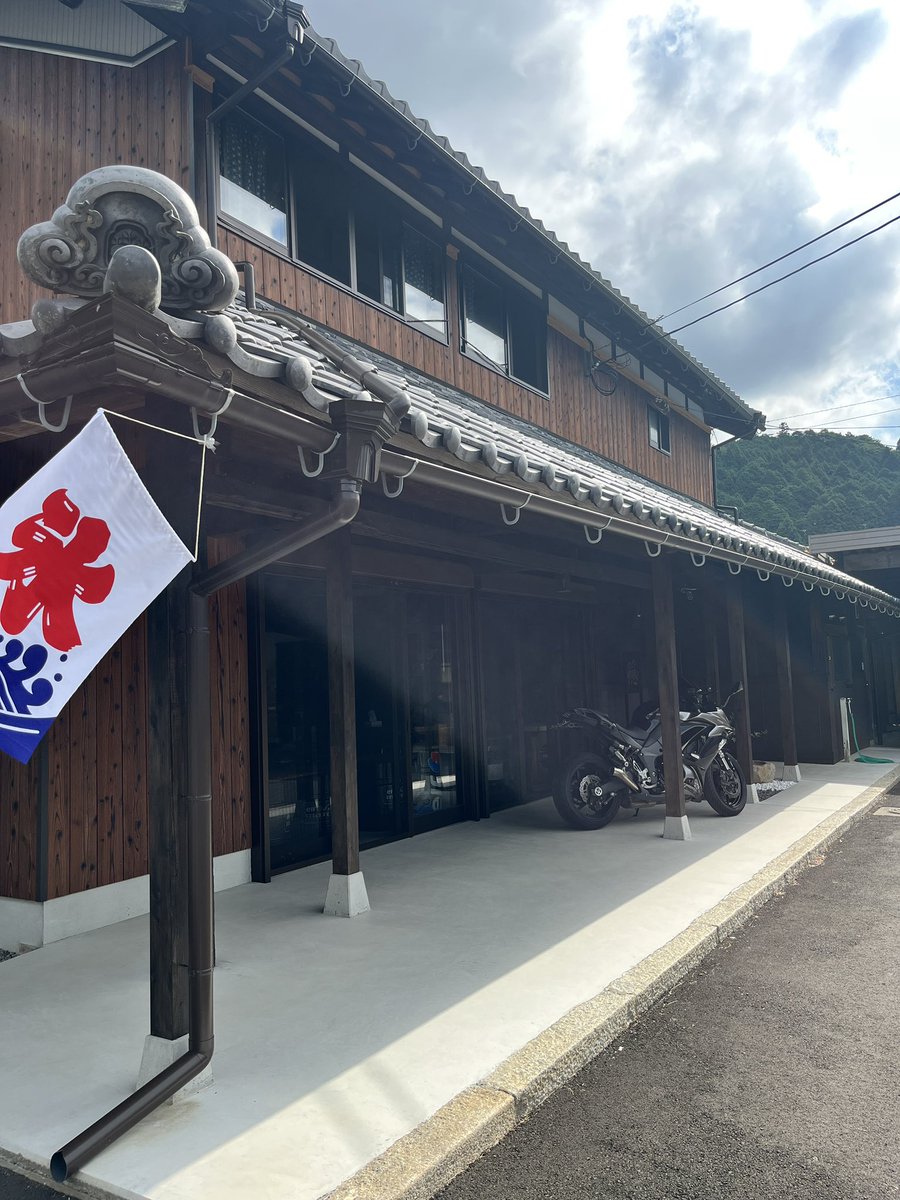 隠の夜はエアコン要らずどころか寒くて扇風機を止めるほどの涼しさです😄昨日よりninja-tribe-fes.com参加エントリー始まりました！甲賀忍者もエントリー完了🫡本日ティラミス限定10個です🍵皆様本日もご安全に🏍️
#隠 #隠riderscafe #隠ライダーズカフェ #古民家cafe #cafe #ninja #ninjatribefes