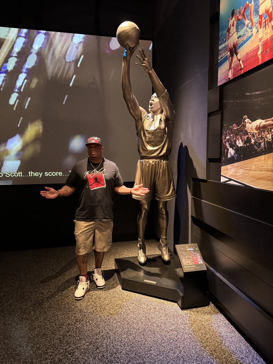 You think it’s a fly pic… all I’m thinking about is smashing this glass and running smooth out this museum…. I don’t even need the $900k…I’m taking a hot $220k and I’m good 🙃🤐😤