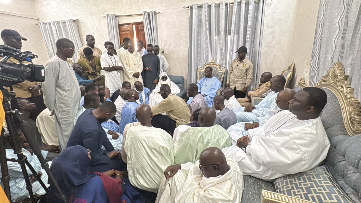 M_M_Guirassy's tweet photo. En prélude au Grand Magal, j’ai eu l’honneur d’accompagner le Premier ministre Ousmane Sonko dans la ville sainte de Touba, pour une visite de courtoisie au Khalife général des mourides, Serigne Mountakha Mbacké.

Nous avons, dans le même élan, remobilisé les acteurs de la société éducative autour du Nouveau Programme éducatif de Touba validé le 10 Octobre 2024 par le Ministère de l’éducation nationale . Un projet majeur initié par le Khalife lui-même pour traduire dans les écoles de Touba à travers un programme spécial une politique éducative d’excellence, ancrée dans la vision humaniste de Khadimou Rassoul, la foi, l’éthique, la souveraineté, la discipline et la science. 

Touba n’est pas seulement un symbole spirituel. Elle peut devenir un modèle éducatif : une ville qui forme des citoyens lucides, enracinés et engagés au service de la nation. Et c’est pour cette raison que le ministère de l’éducation nationale a validé ce programme décolonisé, repensé et endogénéisé. 

Je rends grâce à Dieu et remercie profondément le khalife Serigne Mountakha, les autorités religieuses pour leur clairvoyance et leur accompagnement. Leur vision rejoint notre ambition : bâtir une société éducative solidaire, souveraine et spirituellement vivante.

Les activités de cette journée de Safar marquée par le savoir, le spirituel et les valeurs culturelles mourides ont  été l’occasion pour passer un pacte moral avec les générations futures.