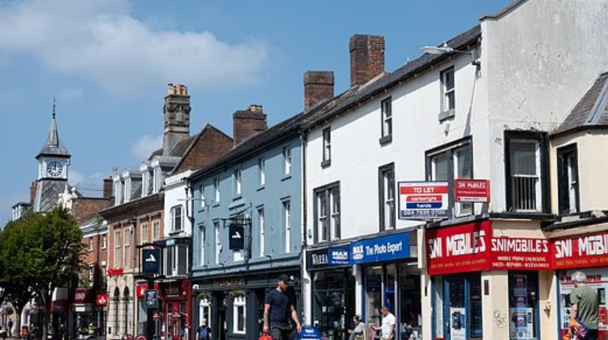 Grande-Bretagne : Deux demandeurs d'asile afghans  inculpés pour le viol d'une fillette de 12 ans dans une ville tranquille du Warwickshire. La police demande aux élus locaux de cacher qu'il s'agit d'immigrés.
 fdesouche.com/2025/08/03/gra…