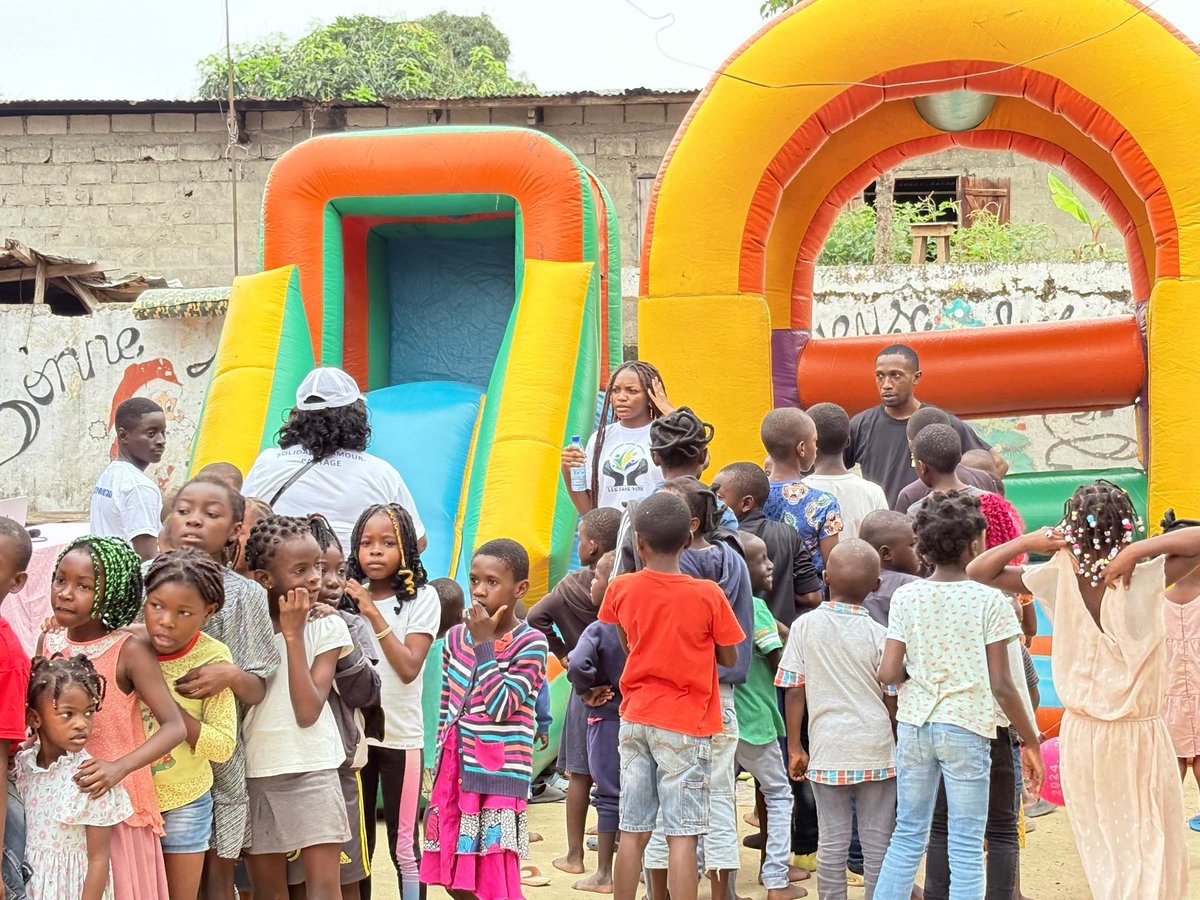 GeneralchristE's tweet photo. Dans le cœur du quartier KINGUELÉ, un événement unique a pris vie : une grande rencontre autour de la danse, initiée par l’artiste danseur international Generalchrist Douze Étoiles Étoiles , pour insuffler énergie, positivité et solidarité à la communauté. #Gabon https://t.co/yEXZZw6EI5
