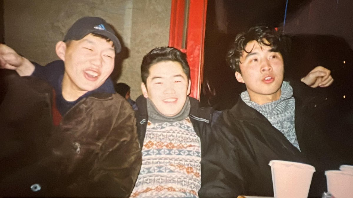 Хүмүүс юмыг бас сайн жоорлох юм аа. 
Өөрт байхгүй ийм 2 зургаа олж авлаа. 
🇬🇧 Лондон хот, 2001 он