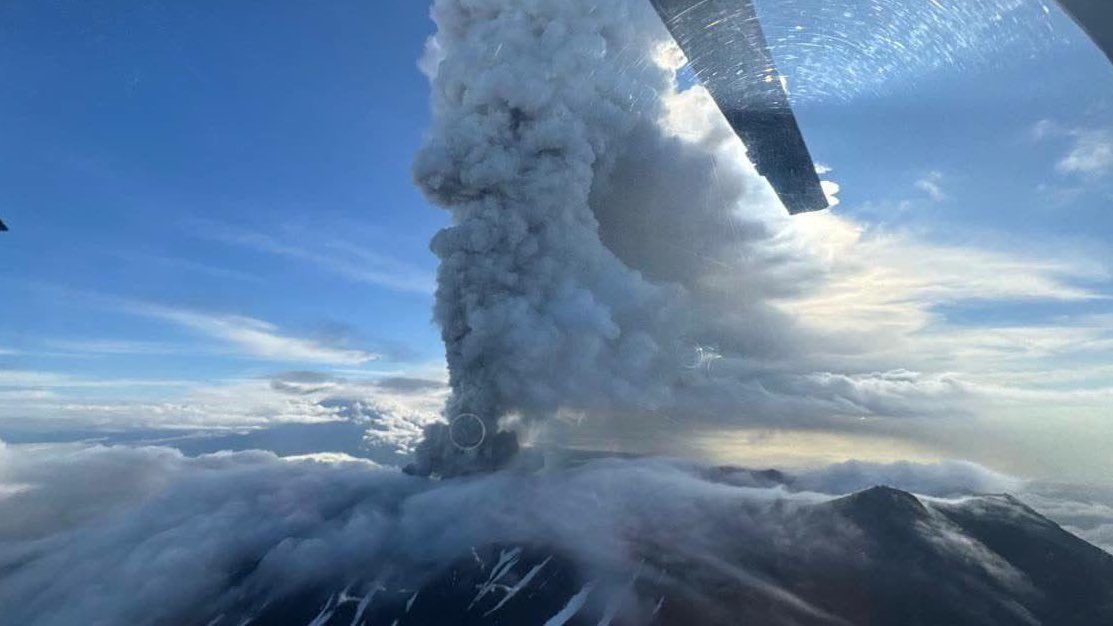 UHN_Plus's tweet photo. 🇷🇺‼️ | ¡Erupción histórica en Kamchatka! — El volcán Krasheninnikov despierta tras más de 460 años, lanzando una nube de ceniza de hasta 6 km de altura. https://t.co/GLXuHPajHR