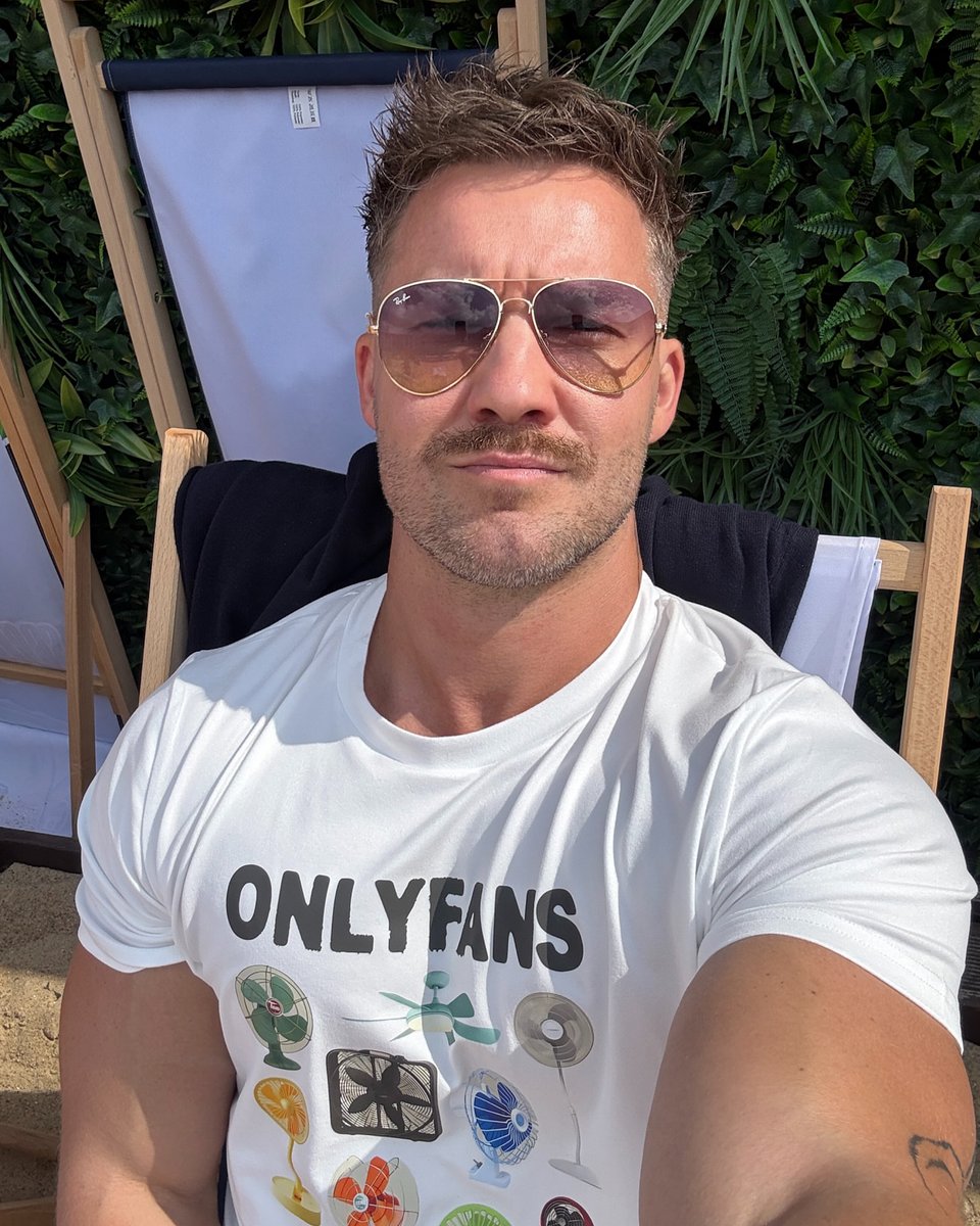 felix_snow2's tweet image. pleasant music, an awesome group of friends, and a glass of Limoncello Spritz in hand. Sometimes it takes just a little to slow everything down for a while and make the world feel good again. 🌿🍋☀️ #summermood #lodz #limoncello #FriendshipDay