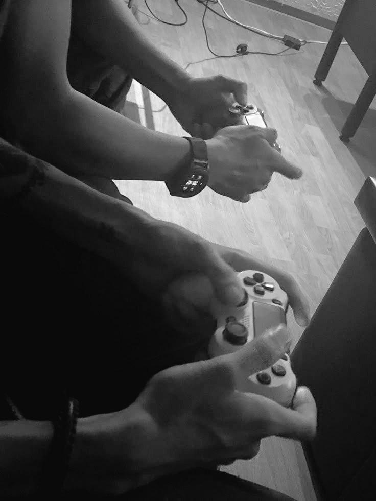bibiautorka's tweet photo. "– Mama by się cieszyła, jakby nas teraz widziała.
– Myślisz?
– No. Dwa dorosłe konie, śpiące razem jak dzieci. Serce by jej pękło ze wzruszenia.
Zaśmiałem się cicho.
– Dobranoc, Maradona.
– Dobranoc, Rain. Nie waż się mnie przytulać w nocy."
THIS GUYS🛐
#TheDivide💙⚖️🏍️ https://t.co/M1MHzP2ro2
