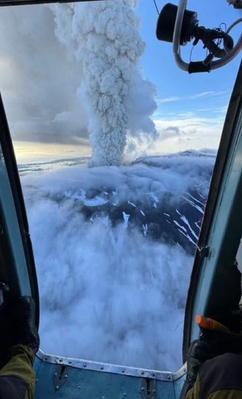 DESPIERTA EL VOLCÁN KRASHENÍNNIKOV (RUSIA) POR PRIMERA VEZ EN LA HISTORIA MODERNA, DESPUÉS DE MÁS DE 460 AÑOS.