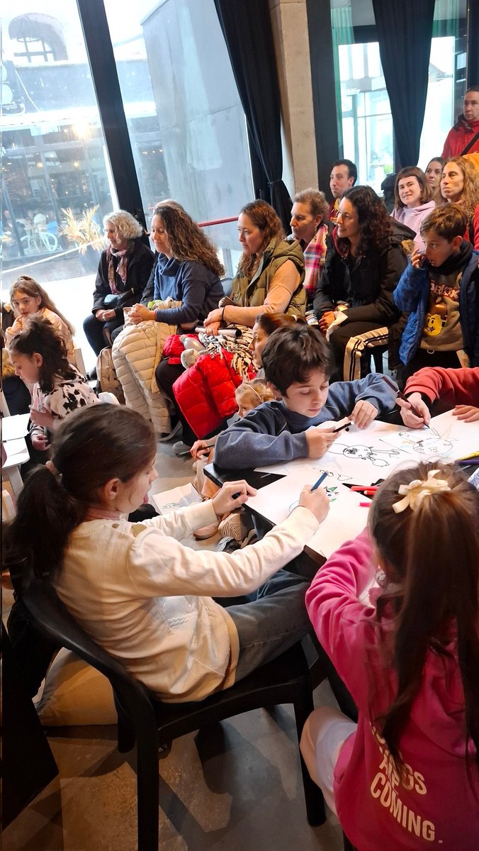 Junto a <a href="/KezicErica/">@erica_kezic</a> y Silvia recorrimos la Feria del Libro Infantil de Mar del Plata. Una excelente actividad que tuvo nuestra ciudad en vacaciones de invierno. 
Esta feria crece año a año, acercando a los niños a la cultura y demostrando que, somos una ciudad donde la cultura y