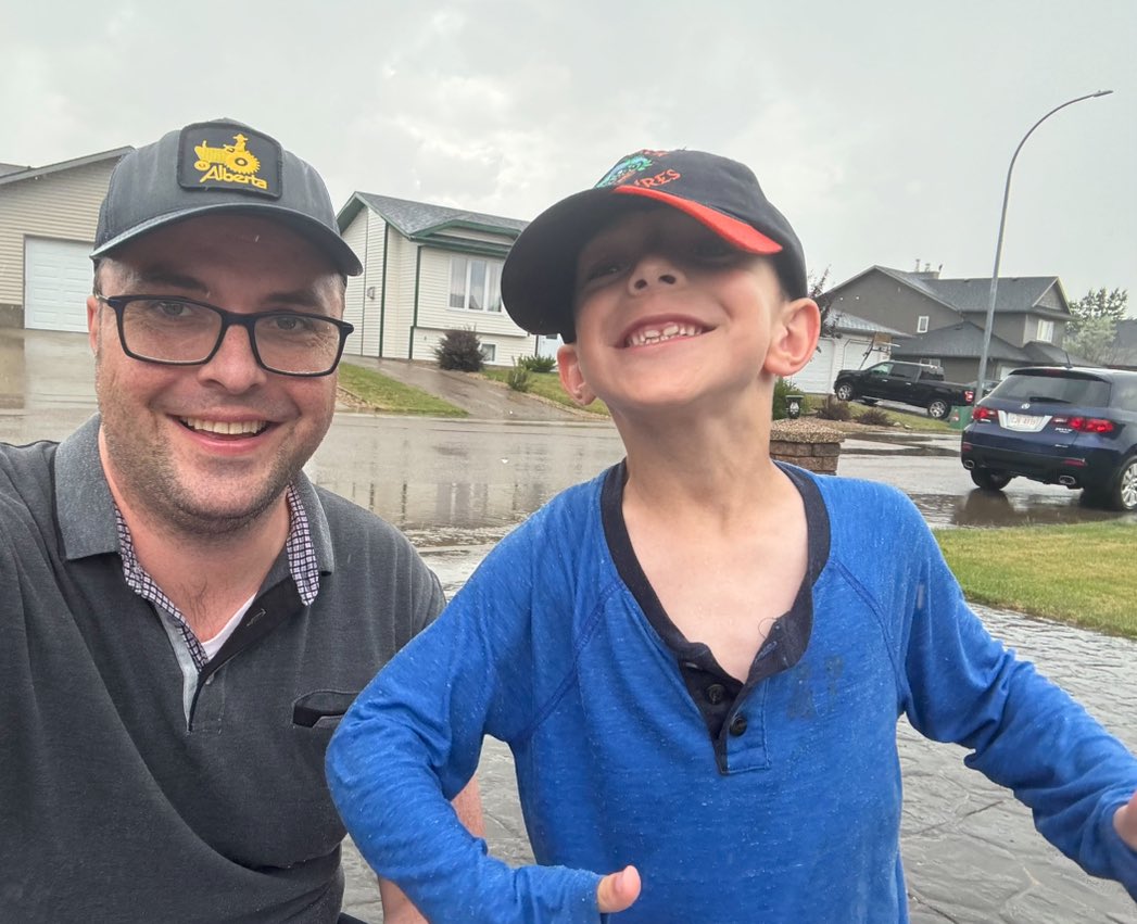DavidEganAB's tweet image. A little rain didn’t stop us from doorknocking in beautiful Wainwright for our future Prime Minister, @PierrePoilievre!
Kiddo even asked if this is why the town was called Rain-wright! 🤣
#cdnpoli #canpoli #cpc #abpoli