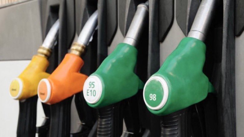 TvMonde_'s tweet photo. 🚨🇫🇷⛽️ ALERTE INFO | C’est le moment de faire le plein avant les vacances : le gazole et l'essence (SP95) sont au prix le plus bas depuis juillet 2021. Le gazole est en moyenne à 1,62€/L et le SP95 à 1,7€/L. https://t.co/7VoaD23iYC