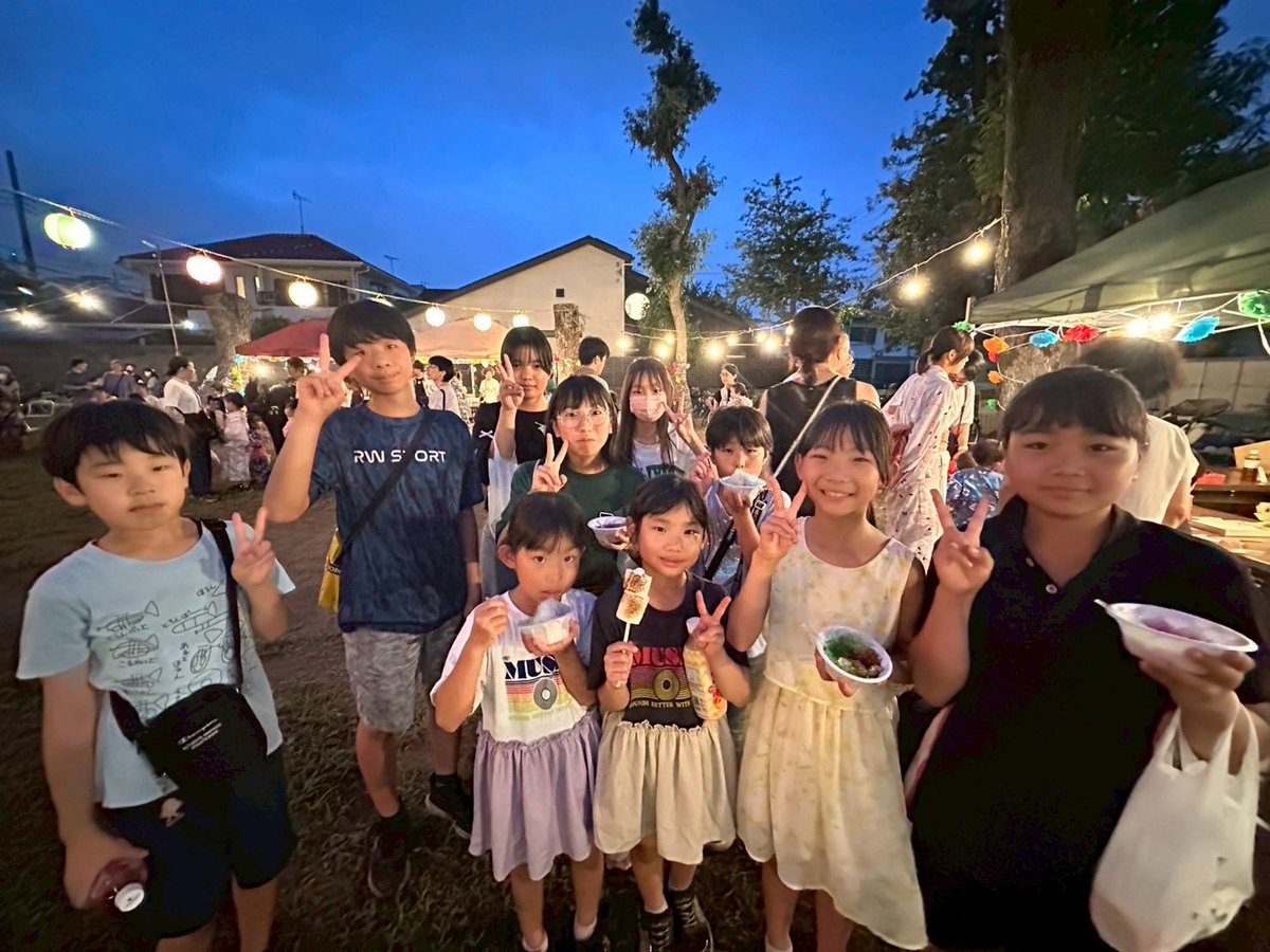 昨日は高根まつりで演奏させていただきました

前日、雨で演奏できなくて
消化不良で終わった子供達⁉︎
こちらでは思いっきり演奏させていただけまけした🎶

演奏後はやっぱり
さっさか着替えて
お祭り満喫‼️

焼きとうもろこしに
焼きとりに
焼きマシュマロ…

おいしかった😋