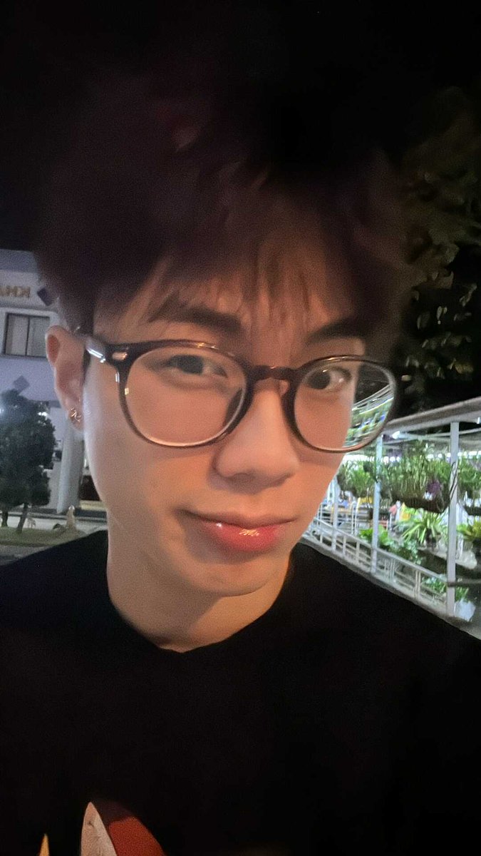 foryuvian's tweet photo. I want selca 😭

#LamAnh #yuvian #ShowItAllVietnam #TanBinhToanNang2025 https://t.co/lxPIIJGCh7