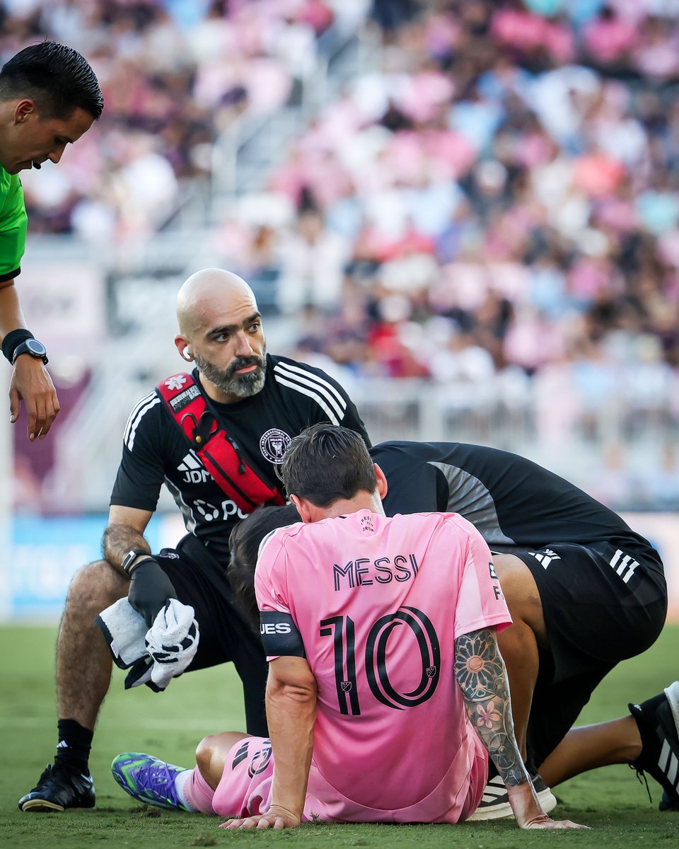 brfootball's tweet photo. Lionel Messi was subbed off after picking up an injury in the 11th minute vs. Necaxa. https://t.co/yA9yuTHReE