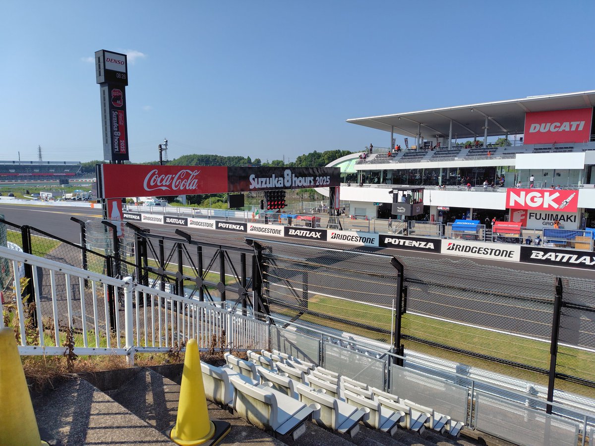 鈴鹿サーキット8時間耐久レース
見に来たぞー！！
オープニングセレモニーで
ホンダコライドンバイクが
走るとの事！！！
たのちみ！！
