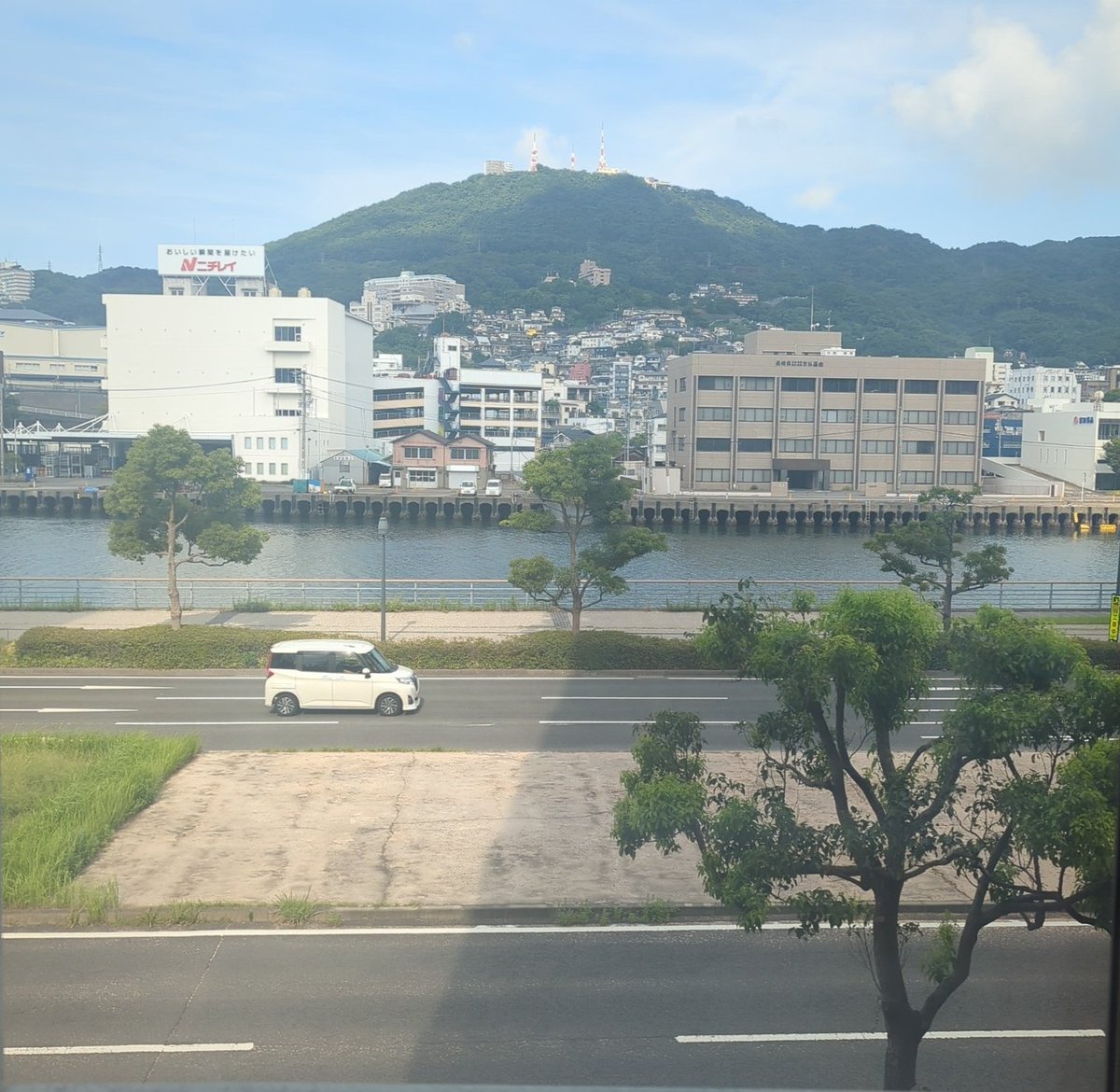 けさは「長崎市民大清掃」の開催告知放送で早め出社。5時台からお掃除されてる方々を見掛けました。みなさまお疲れ様です。