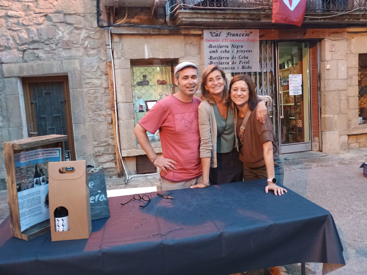 XaviRosApa's tweet image. Avui presentació del vi nou de @ViuGuimera a #Guimerà i festa major de #Rocallaura amb els HerMajesty. Salut i alegria!
#RepúblicaCatalana