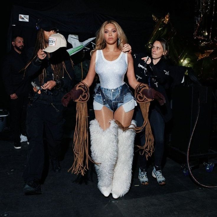 heatdsk's tweet photo. the only pre-2000s female artists selling out stadiums in the US https://t.co/THZ0XmgqW8