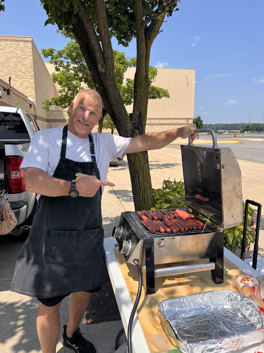 DeKalbCF's tweet image. The DeKalb Central Foundation was proud to support DHS Seniors at the Paint the Parking Lot event by providing hot dogs and drinks for students, friends, and families. Thank you to everyone who joined us—it was a fantastic evening of creativity and community!
#WeAreDeKalb
