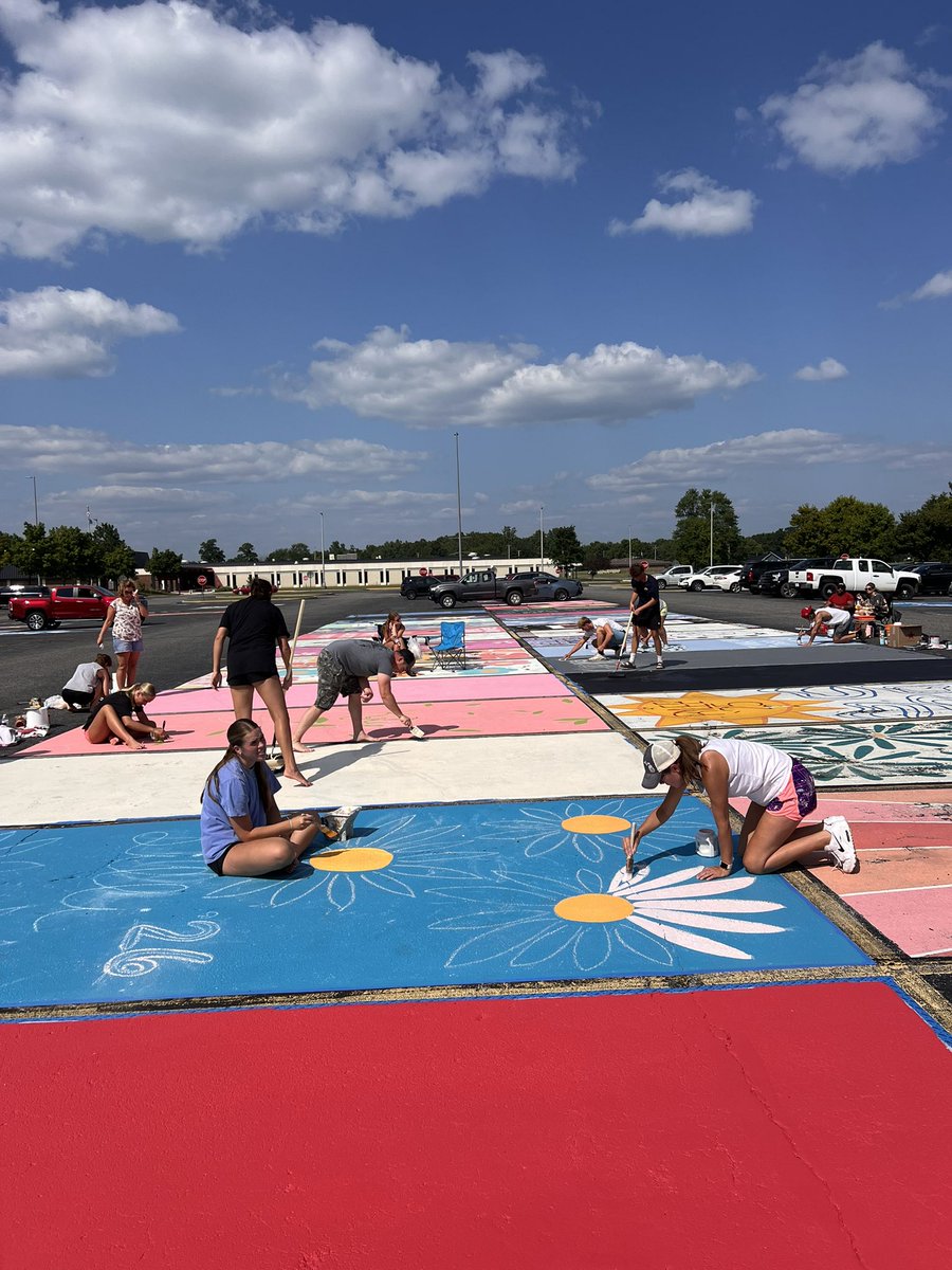 DeKalbCF's tweet image. The DeKalb Central Foundation was proud to support DHS Seniors at the Paint the Parking Lot event by providing hot dogs and drinks for students, friends, and families. Thank you to everyone who joined us—it was a fantastic evening of creativity and community!
#WeAreDeKalb