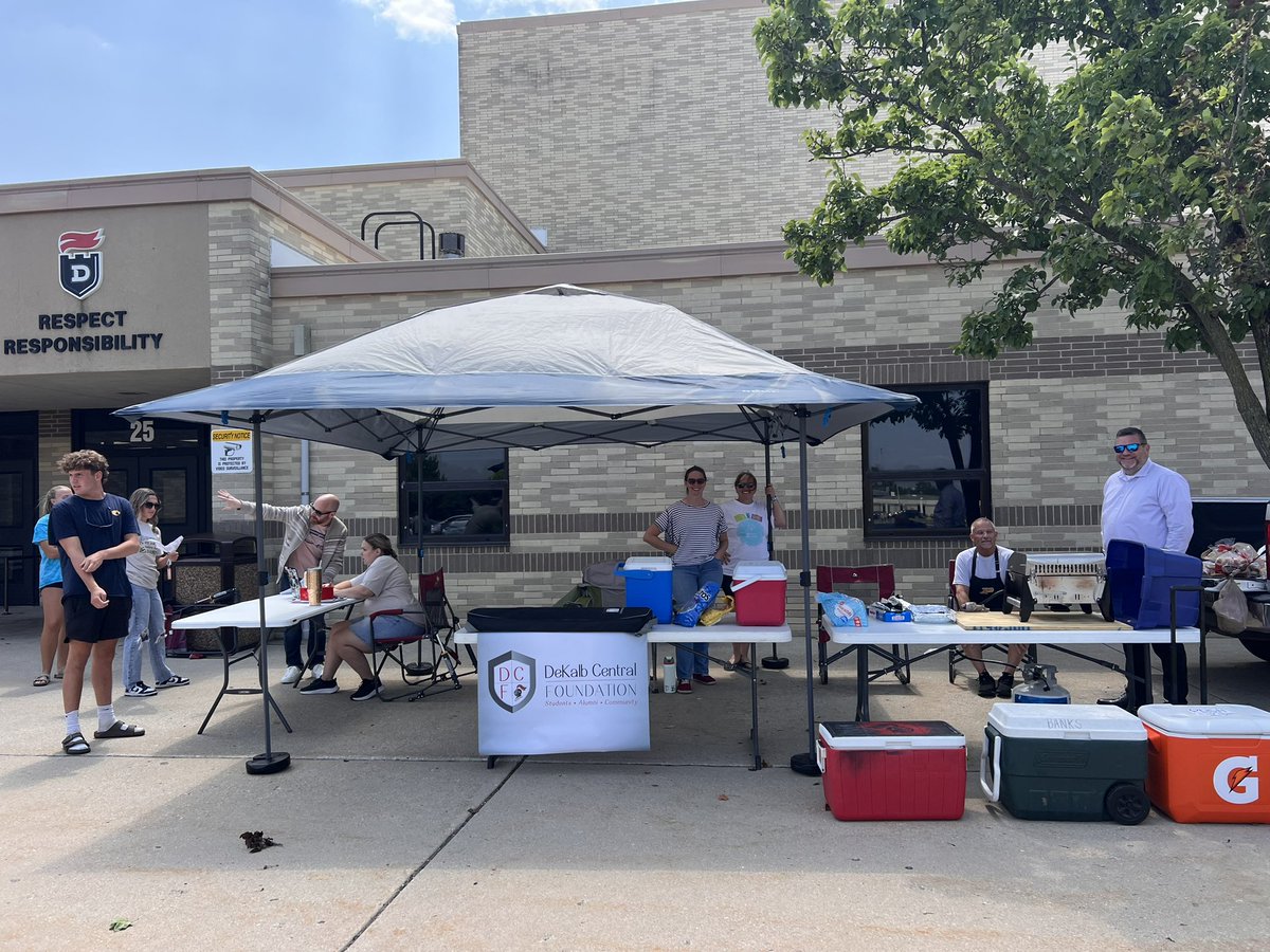 DeKalbCF's tweet image. The DeKalb Central Foundation was proud to support DHS Seniors at the Paint the Parking Lot event by providing hot dogs and drinks for students, friends, and families. Thank you to everyone who joined us—it was a fantastic evening of creativity and community!
#WeAreDeKalb