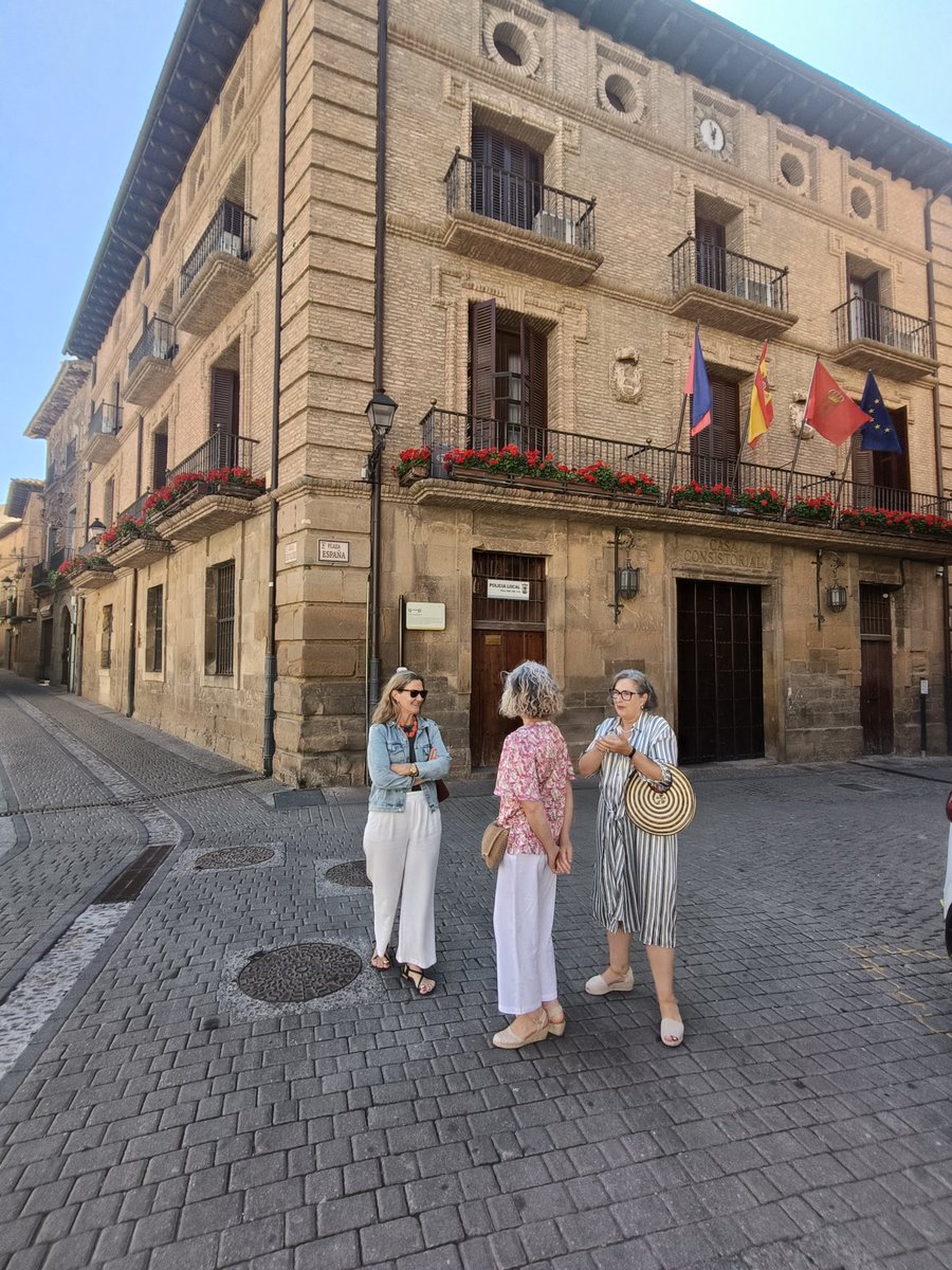 No, no lo digo en plan pacato, ocultar religión o alegría para ser admitido en la manada.

Sí, emocionante, la Rondalla Centinela, el camarín de la Virgen del Villar, "bautizarme" de corellano con el pañuelo rojo y los nombres de Berta y Pablo en ellos, la casa de mis ancestros.