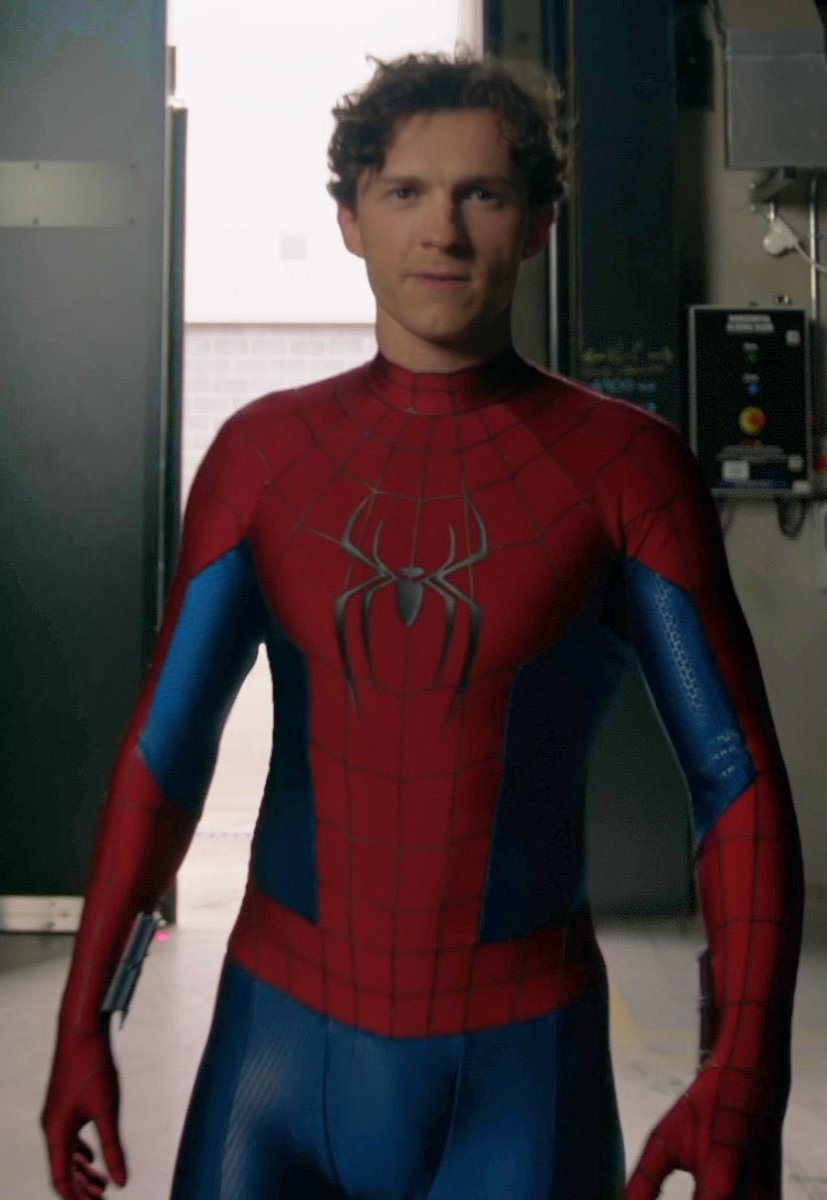 WebheadArchive's tweet image. Glad they&apos;re ditching the angled transitions on his belt, the sharp 90 degress looks much better. Weirdly enough, they kept them on his gloves though.