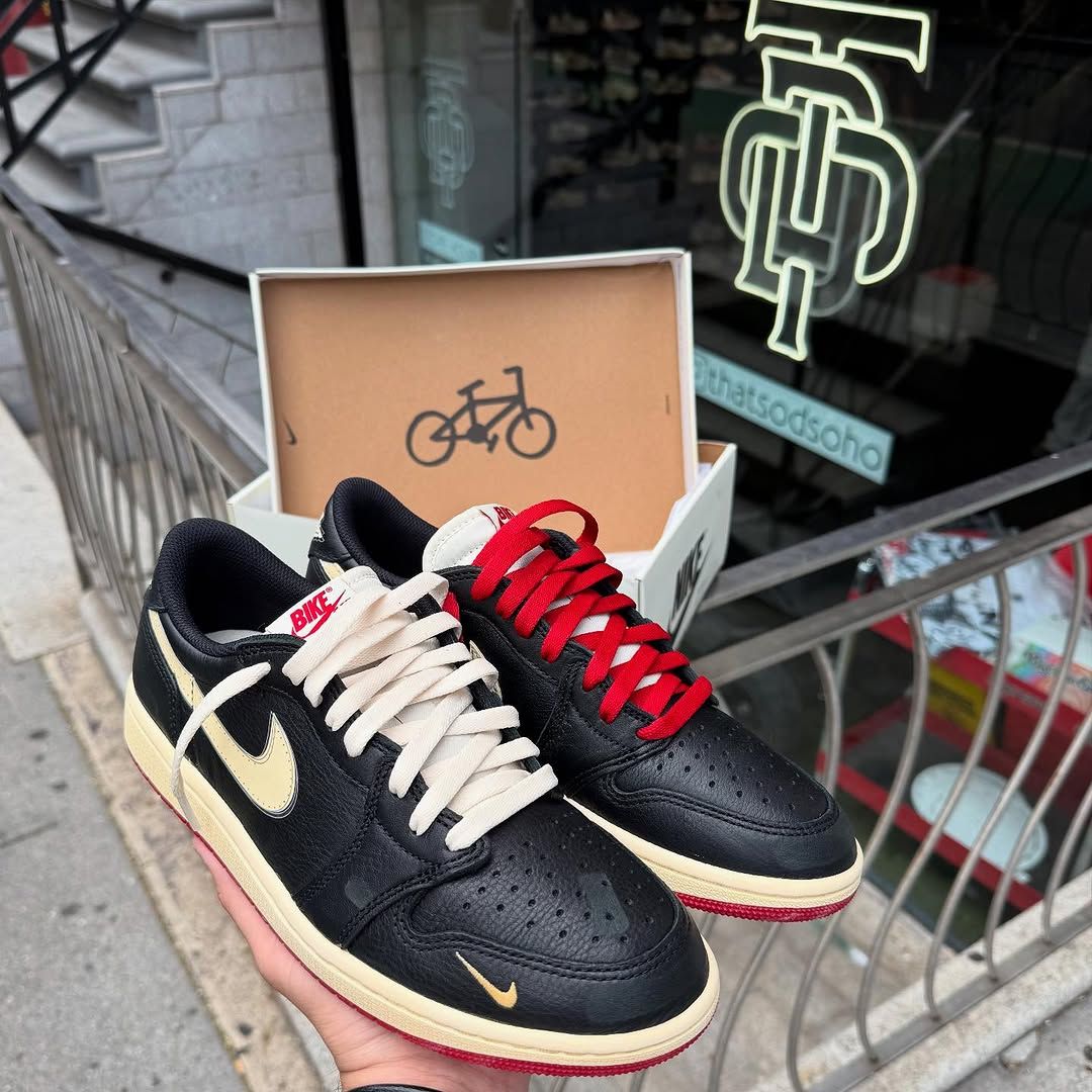 JustFreshKicks tweet media