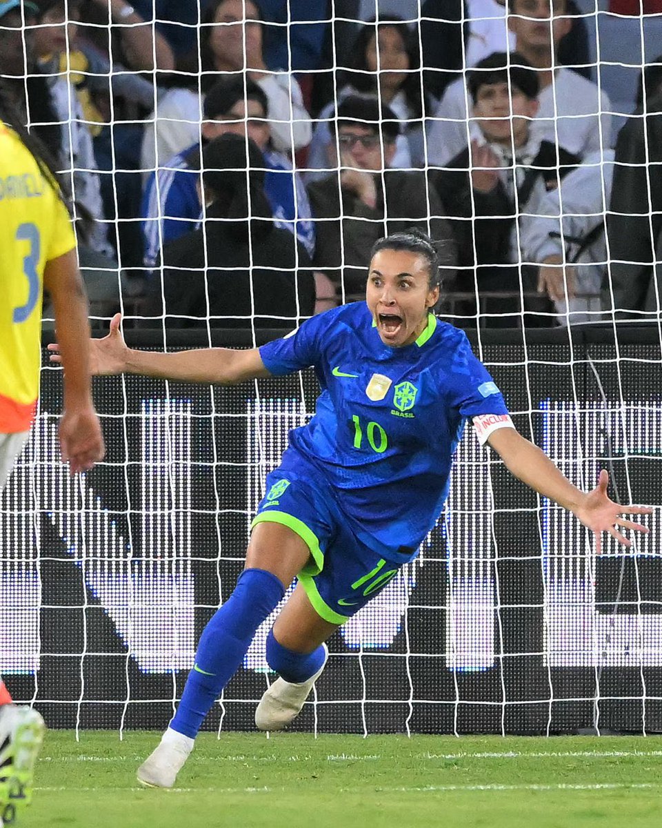 Um dos episódios mais lindos e marcantes do futebol mundial no
Século XXI.

Marta não precisava provar mais nada pra ninguém.

Colocou a final contra a Colômbia no bolso. 

Errou nas cobranças de pênaltis pra mostrar que é Mortal como Nós.

Eu não acredito.

A maior da HISTÓRIA!