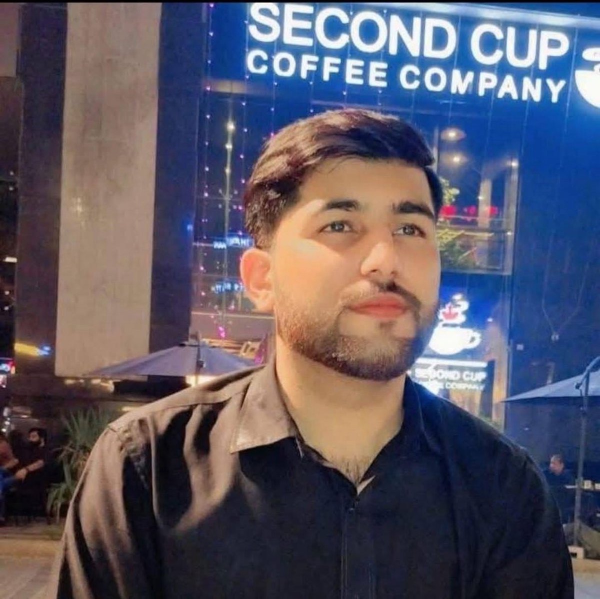 میں (محمد حارث) آج اپنے تمام سوشل میڈیا سے منسلک افراد سے التماس کر رہا ہوں کہ اس پوسٹ کو پڑھ کر براہ کرم آواز بلند کیجیئے گا 

تصویر میں نظر آنے والا نوجوان میری والدہ کے چچا زاد بھائی کا بیٹا زین رشید ہے ۔۔۔ جب بھی بچپن میں ننھیال جانے کا اتفاق ہوا تو اس کے ساتھ خوب گپ شپ و