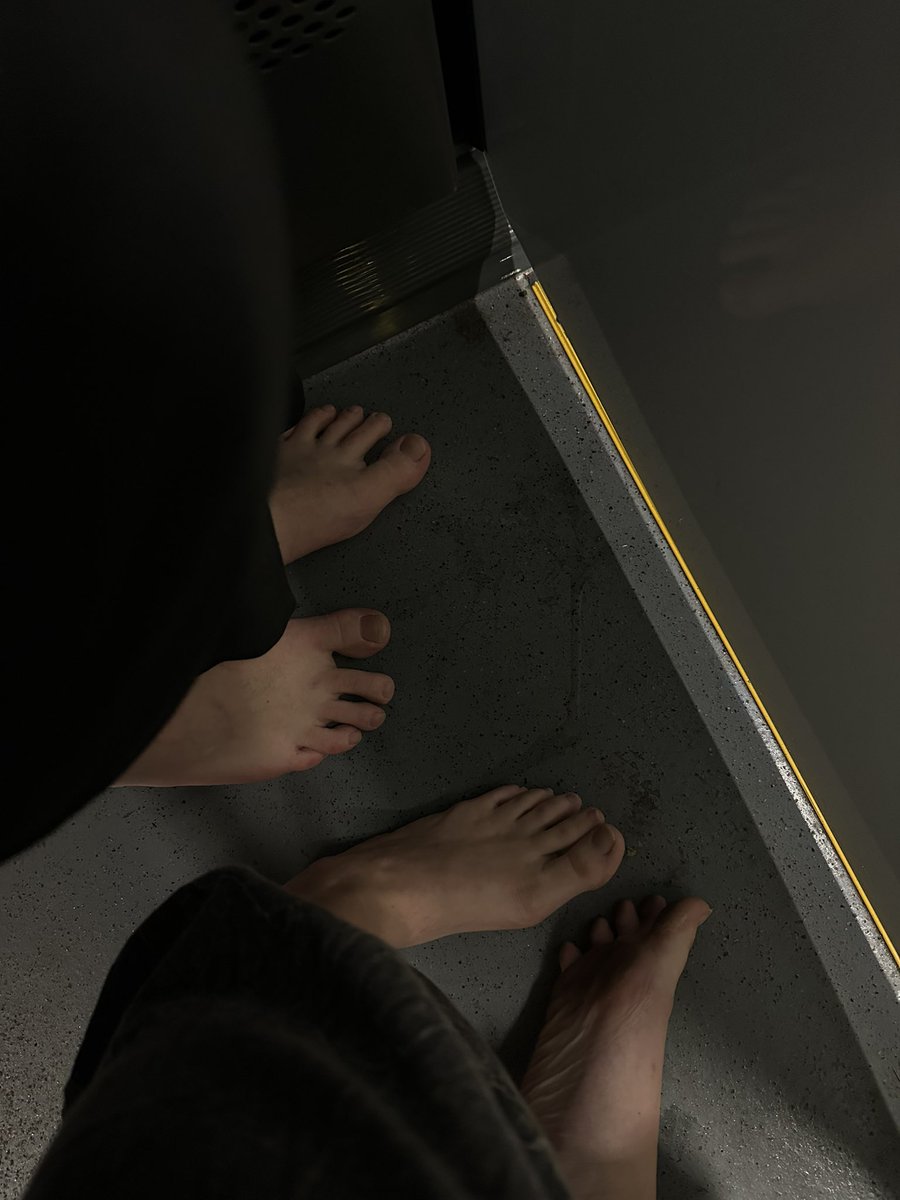 bin grad barfuss mit nem freund im bus wenn du das sehen würdest könntest du nicht mehr denken du looser 😹 und jz schick du hund :)

findom • femdom • herrin • geldherrin • zahlsklave • zahlschwein • looser • hund