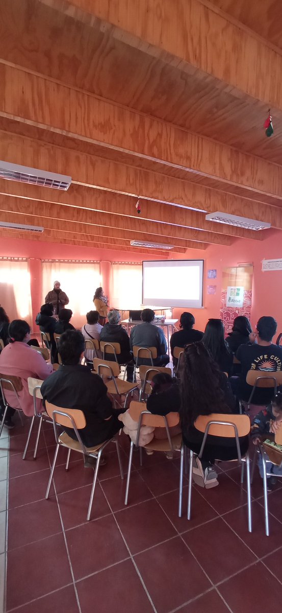 Hoy estuvimos con vecinos/as del Barrio "Pueblos Unidos"-San Pedro de Atacama, intervenido por el programa <a href="/Minvu/">MINVU - Chile</a> "Quiero Mi Barrio", para exponer el estado de los proyectos y próximos pasos a seguir, junto al municipio. También, descubrimos su nuevo mural con visión cósmica.