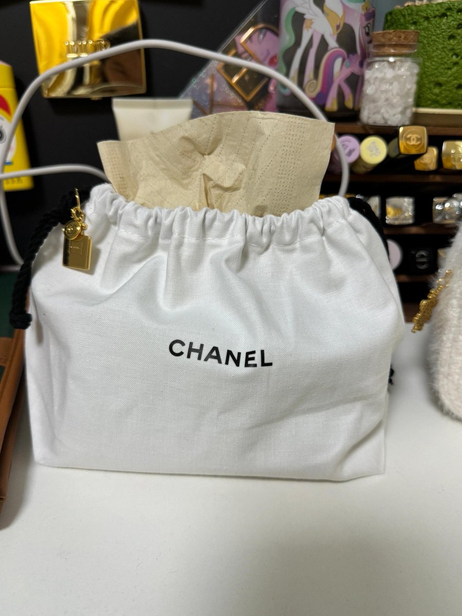 These Chanel bags look absolutely elegant and classy ✨🤍👜 Love the chic white design 😍
