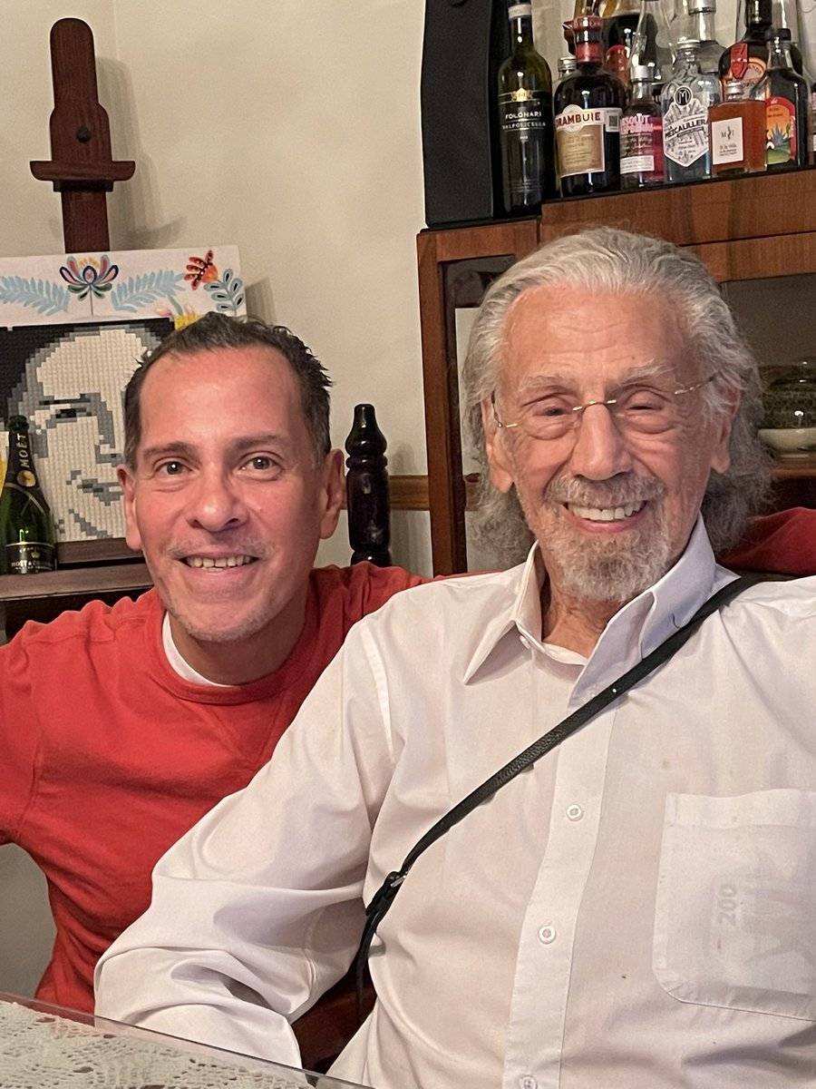 La suerte del reportero: venir por una entrevista con el chef Rómulo Mendoza y encontrarte con una leyenda de la industria del entretenimiento y pactar entrevista para los próximos días: Alfonso Arau.