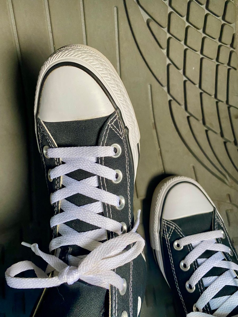 master_converse's tweet image. Royal high tops need a good licking 👅 Bow down and get to it 👑👇🏽!