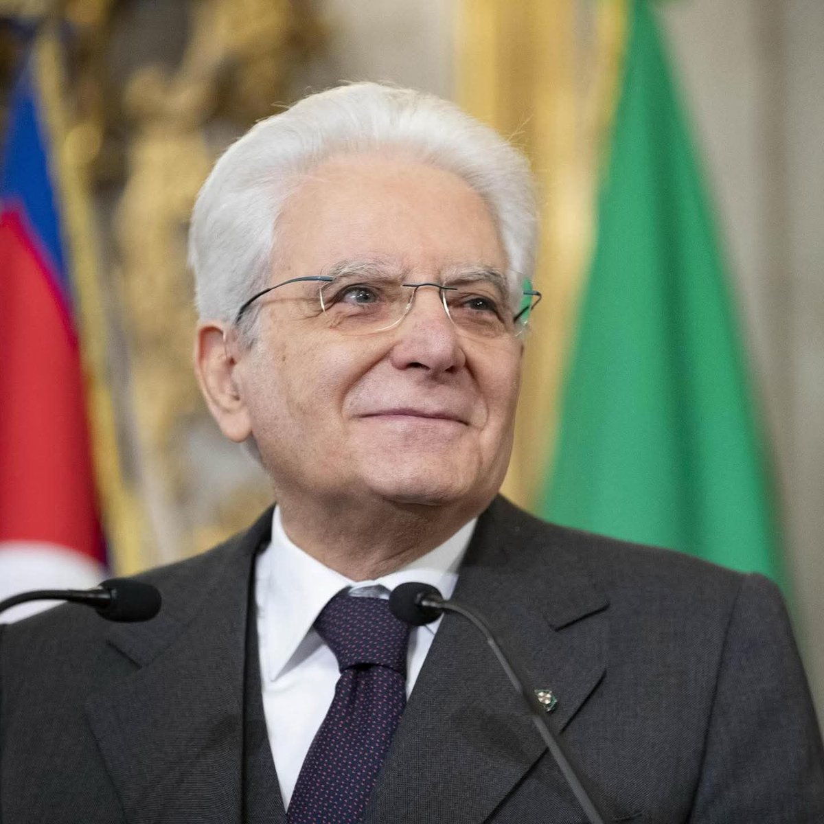 IL PRESIDENTE DELLA REPUBBLICA NON 
PUO' RESTARE IN CARICA PIU'DI 7 ANNI. 
SIGNOR PRESIDENTE CORTESEMENTE
SI DIMETTA.

Ho letto tutti gli articoli della Costituzione
che riguardano la figura del Presidente della
Repubblica, prerogative, compiti e funzioni.

L'art. 85 è l'unico