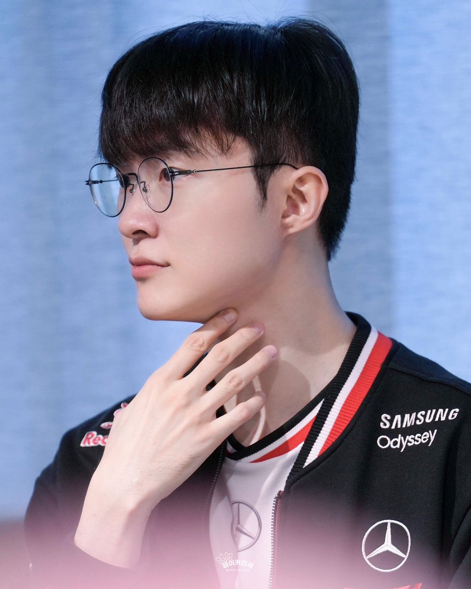 250802 FM

봉긋한 뒷 머리카락
땡그란 눈
예쁜 손
🐈‍⬛

#Faker #페이커
