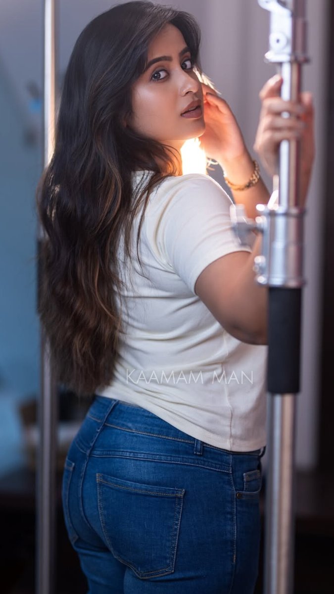 GxZ0DK4aYAAMfe2?format=jpg&name=medium