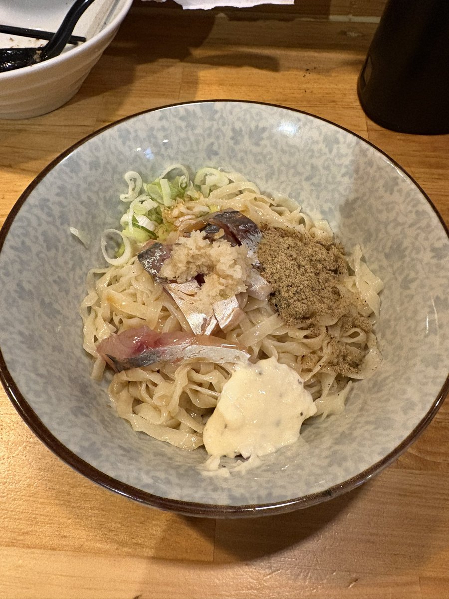 13時間振りの再訪
#煮干し平八 さん
冷製荒炊き煮干しそば
ヘット煮干し香味油の煮干しつけ麺
鯵刺し玉ピロ冷製

連日連夜アルコール漬けの
内臓に優しく染み渡る
煮干し❤️
つけ麺は麺2種類！
麺が最高に好み❤️
ピロ麺も👌

美味しかった！
ご馳走様でした😋
