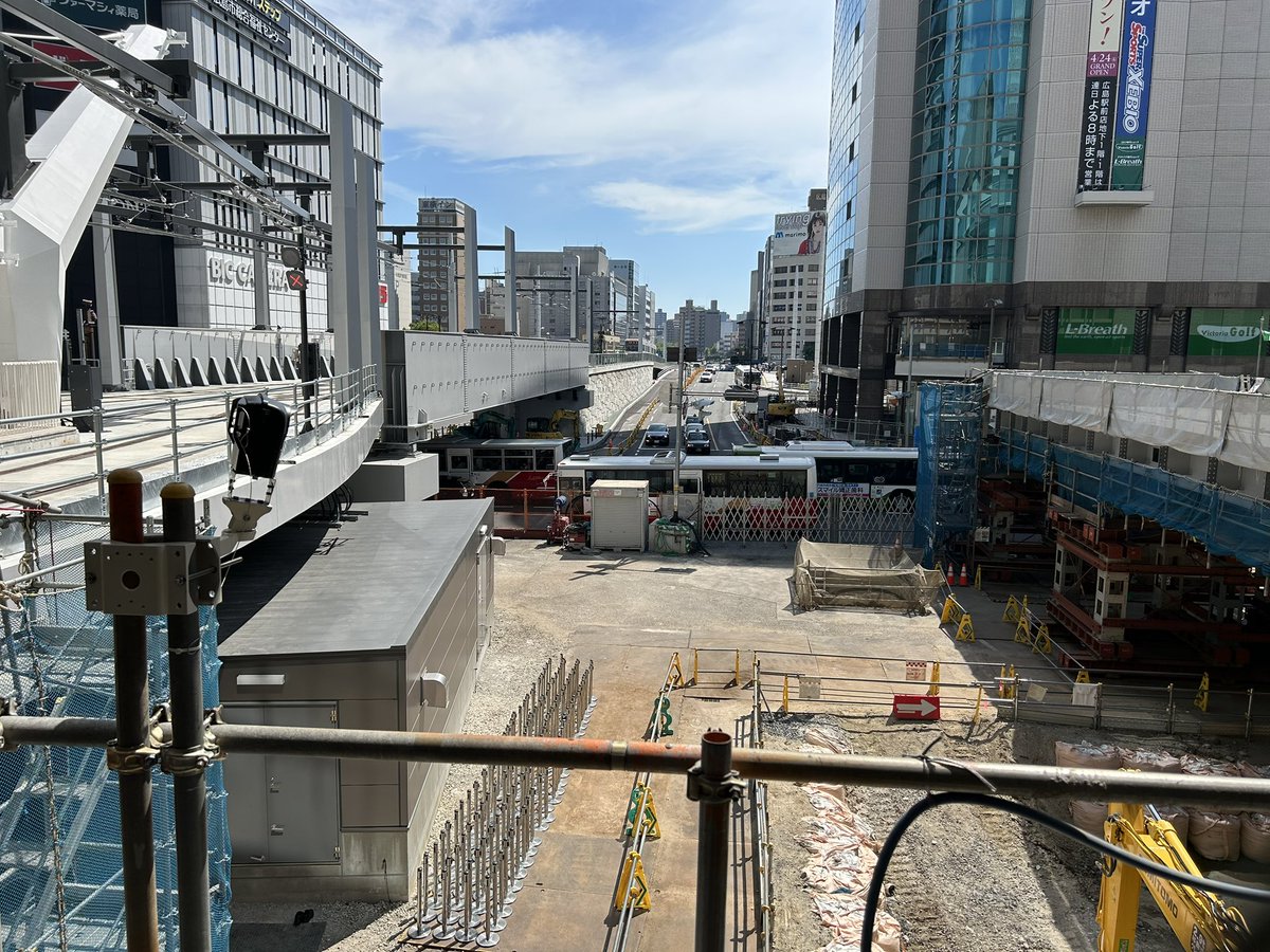 paper_location's tweet photo. 本日から広電が広島駅ビル2階に乗り入れ開始。早速、渋滞が発生している模様(電車が) https://t.co/1QBDOoOiLN