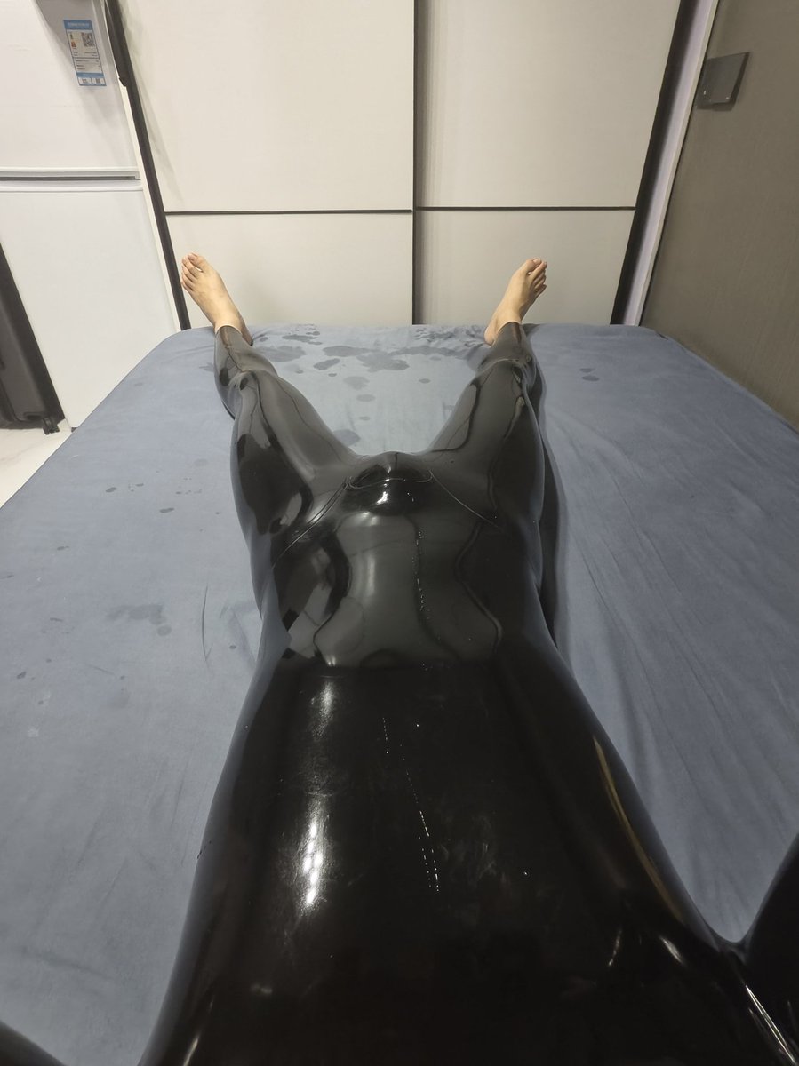 XXXXCLH's tweet photo. 热的不行 #rubber #latex #胶衣 #乳胶 https://t.co/XWgRb2OmqQ
