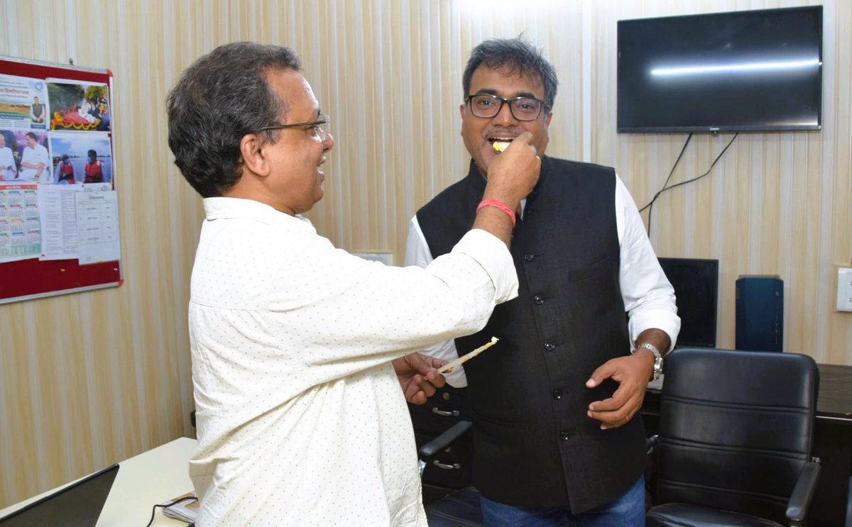 RanjanRajan_'s tweet image. Not every celebration needs a reason.

At @GreyMattersPR, just being together is reason enough.

Here are glimpses from a cheerful afternoon at our Patna office — full of heart, humour and cake.

#WorkplaceMoments #WorkplaceVibes #OfficeFriends #FriendshipDay #Patna @navneetanand