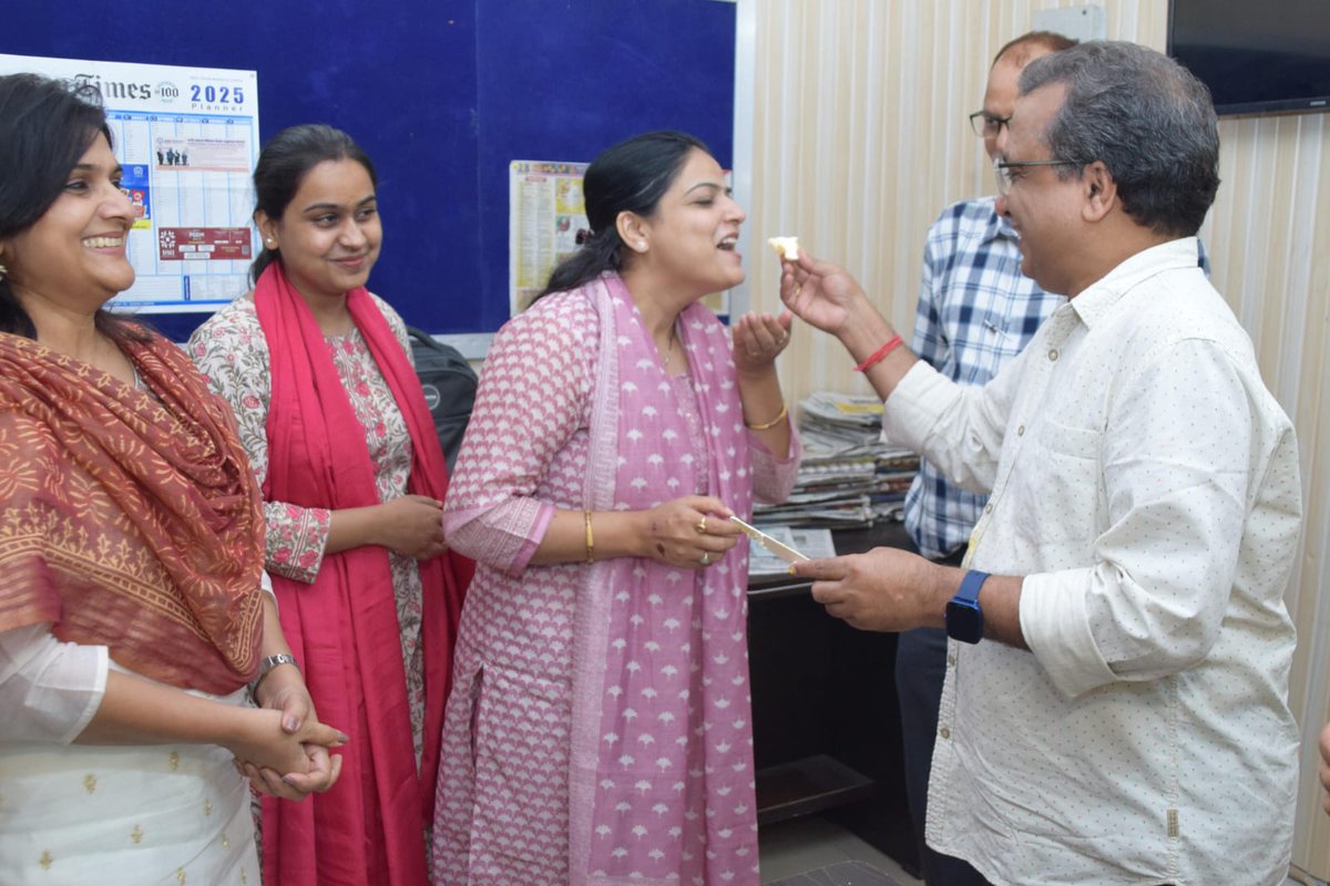 RanjanRajan_'s tweet image. Not every celebration needs a reason.

At @GreyMattersPR, just being together is reason enough.

Here are glimpses from a cheerful afternoon at our Patna office — full of heart, humour and cake.

#WorkplaceMoments #WorkplaceVibes #OfficeFriends #FriendshipDay #Patna @navneetanand