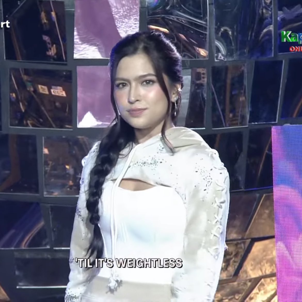 Pretty in white, Lex! <333

ALEXA SuperSAYA
#AlexaSingsFREE
#ASAPSuperConcert