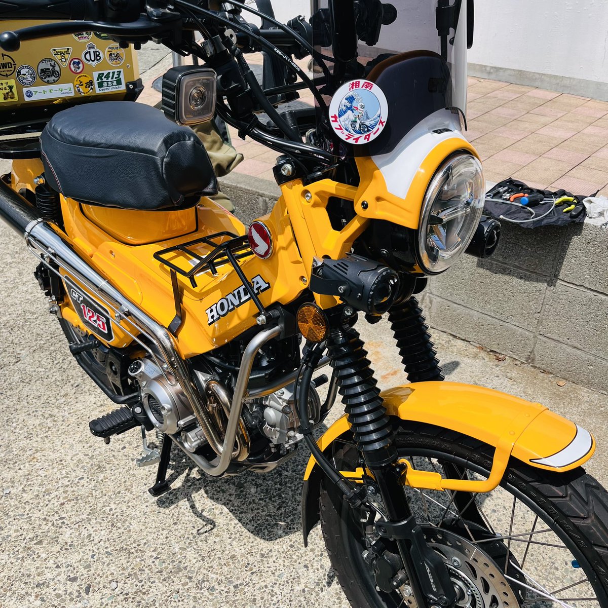 fukuda_tkc's tweet image. 【暑い暑い黄カブ】あまりに毎日暑いので冬からそのままにしていたレッグシールド外した/エンジンも人間にも少しは風当たるかな(^_^;)
鈴鹿8耐観ながら、、、。
#黄カブ #ct125 #ハンターカブ #鈴鹿8耐　#旭風防　#ja65