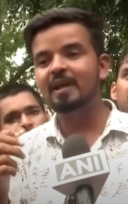 DikshaOffcial's tweet image. सिस्टम कब सुधरेगा?" — इस सवाल की सज़ा लाठी क्यों?
शिक्षक आतंकवादी नहीं। छात्र अपराधी नहीं।
SSC Protest 2025 में बेरोज़गार युवाओं और शिक्षक अभ्यर्थियों पर लाठियाँ शर्मनाक हैं।
हक़ की लड़ाई को कुचलना बंद करो!
#SSC_System_Sudharo #SystemReform
@PMOIndia @RahulGandhi @DoPTGoI