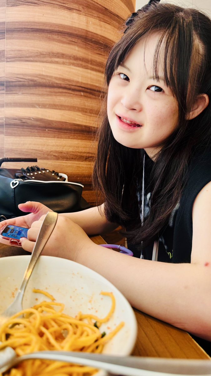 大好き💕と言って食べ始めた明太子パスタ🍝
詰まったと言って３口で終了😭😭😭
お腹空いてるのにもう食べれない😰
こんな日もある…
夕飯はきっと食べれるよ👍
そう言ってあげるしかない

#ダウン症  #菜桜
#食道アカラシア